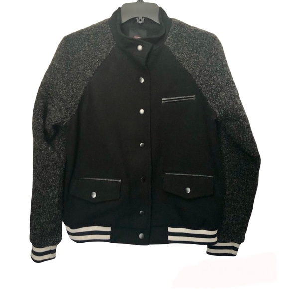 Forever 21 black varsity bomber jacket - Picture 1 of 8